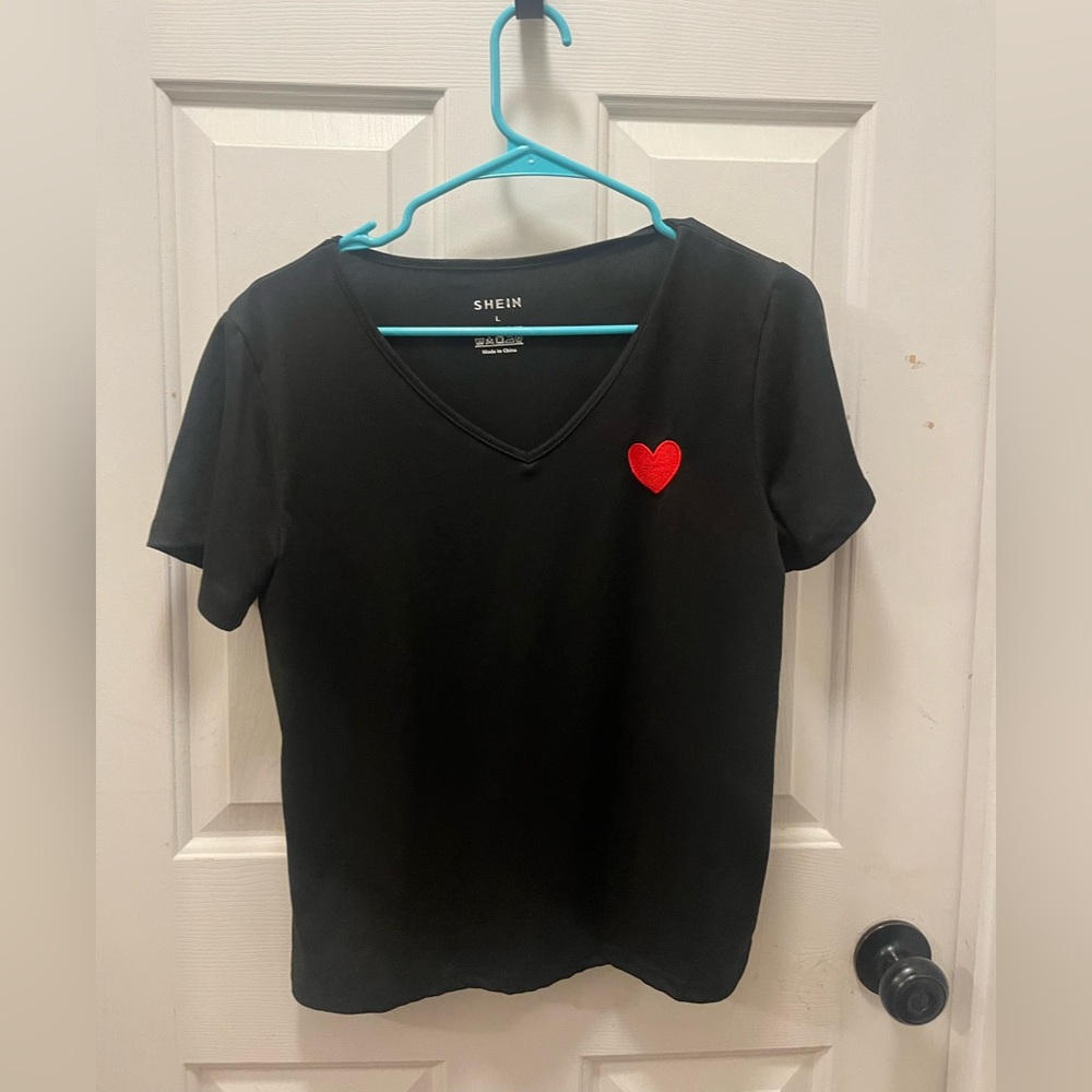 LIKE NEW SHEIN Women’s Heart V-Neck Tee - Sz Large